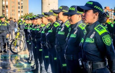 Policía Nacional ordenada en fila 