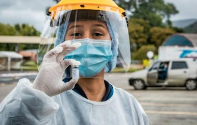 Personal médico mostrando una dosis de una vacuna contra covid-19