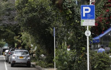 Imagen de una zona de parqueo pago en Bogotá