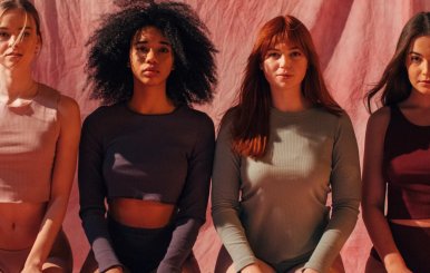 Cuatro mujeres de diferentes razas