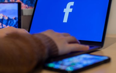Imagen del logo de Facebook en una pantalla de computador. Foto: Pexels
