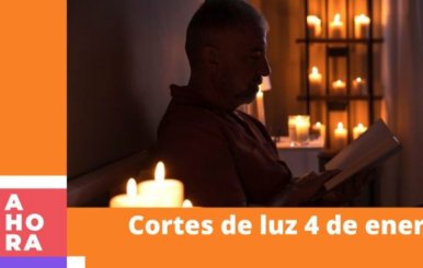 En la imagen se observa a un hombre leyendo en su apartamento a la luz de velas. 
