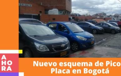 En la imagen se pueden ver varios carros en fila en un parqueadero de Bogotá durante el día. 