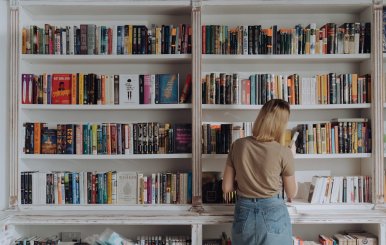 Mujer frente a una estante lleno de libros 