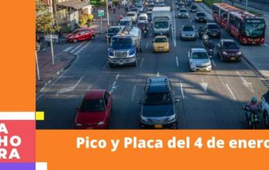 Foto de una vía de Bogotá con varios carros transitando durante el día.