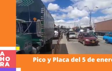 En la imagen se pueden ver varios carros en una vía de Bogotá. 