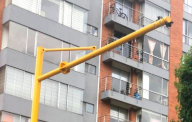 Cámara ubicada en poste amarillo.