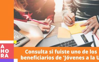 Aquí se pueden observar las manos de dos estudiantes haciendo tareas con unos cuadernos, notas y un computador. 