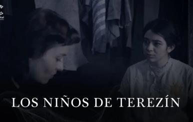 Madre e hija hablando en una habitación oscura