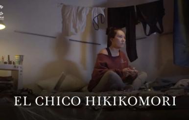 Mujer sentada en una cama jugando videojuegos