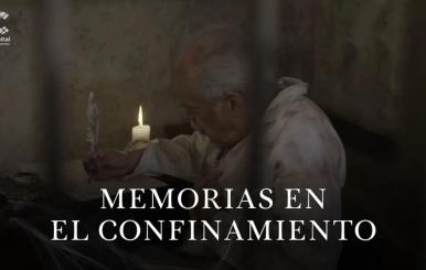 Hombre mayor escribiendo en un pergamino