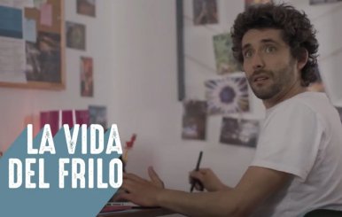Frilos Portada del primer capítulo de la serie Frilos. Se ve a Germán, el protagonista sentado en pijama en un sillón.