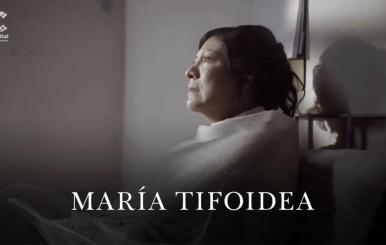 Mujer mirando hacia una ventana con los ojos llenos de lágrimas