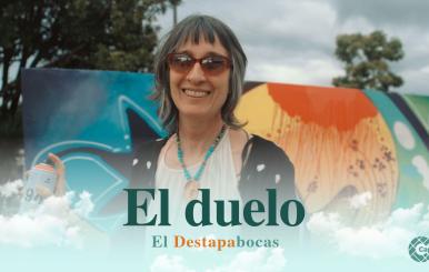 Andrea Echeverri al frente de un mural sonriendo