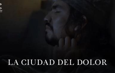 Hombre recostado en una pared con los ojos cerrados