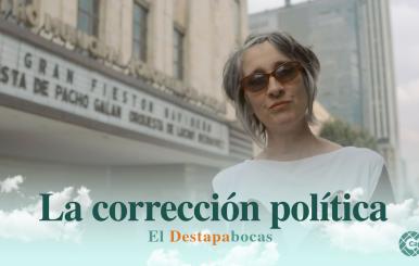 Andrea Echeverri parada al frente del teatro Jorge Eliécer Gaitán