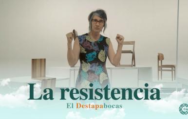 Andrea Echeverri parada en medio de una habitación blanca lleno de sillas