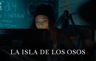 Mujer sentada delante de un computador