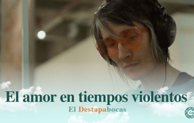 Andrea Echeverri con unos auriculares puestos