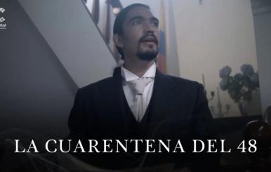 Hombre parado en la mitad de un pasillo