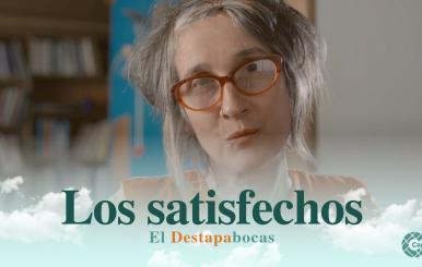 Andrea Echeverri delante de una biblioteca