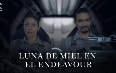 Una mujer y un hombre en una cabina de submarino