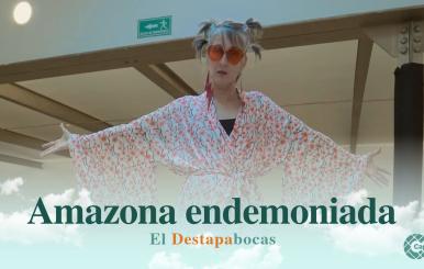 Andrea Echeverri de pie con los brazos abiertos