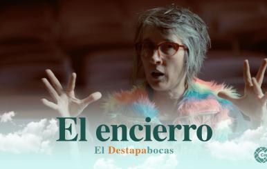 Andrea Echeverri hablando en un teatro