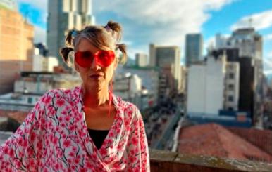 Andrea Echeverri con gafas de sol en una azotea 