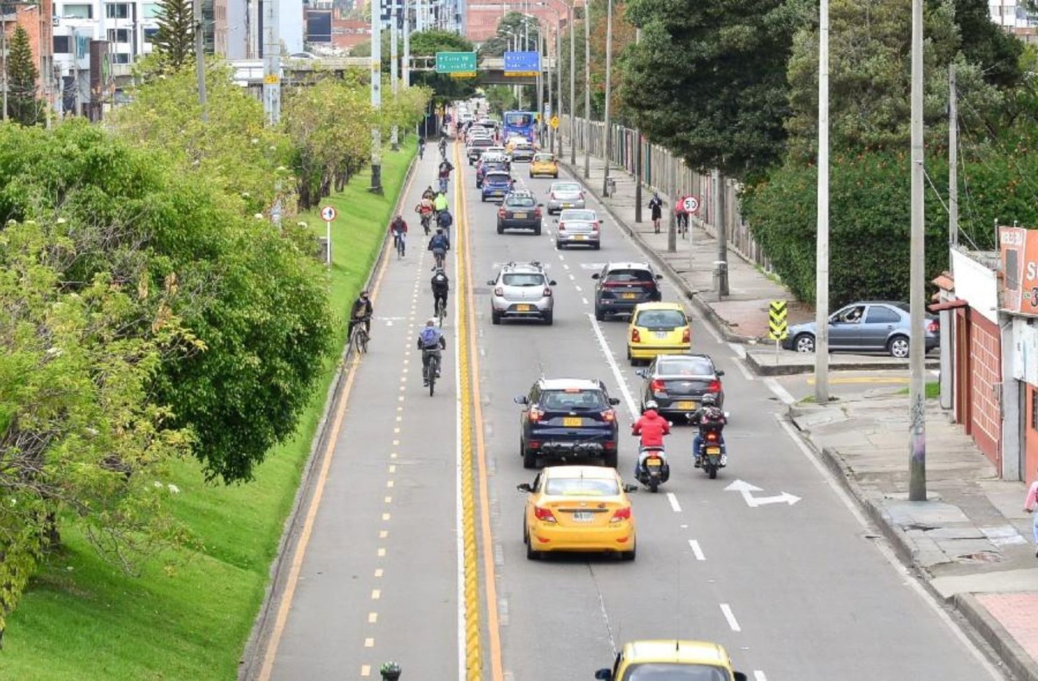 Carretera llena de carros y motos