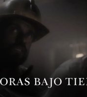Minero con su casco mirando hacia arriba