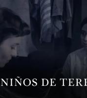 Madre e hija hablando en una habitación oscura