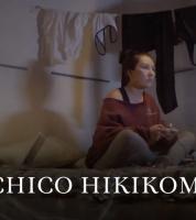 Mujer sentada en una cama jugando videojuegos