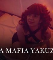 Mujer acostada en una cama con su vista postrada hacia alguien arriba