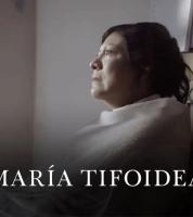 Mujer mirando hacia una ventana con los ojos llenos de lágrimas