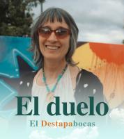 Andrea Echeverri al frente de un mural sonriendo