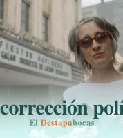 Andrea Echeverri parada al frente del teatro Jorge Eliécer Gaitán
