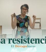 Andrea Echeverri parada en medio de una habitación blanca lleno de sillas