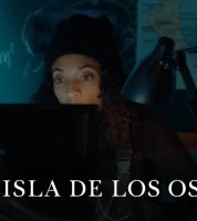 Mujer sentada delante de un computador