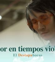 Andrea Echeverri con unos auriculares puestos