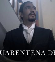 Hombre parado en la mitad de un pasillo