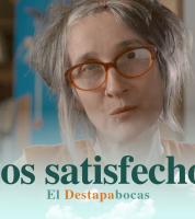 Andrea Echeverri delante de una biblioteca