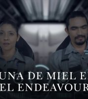 Una mujer y un hombre en una cabina de submarino