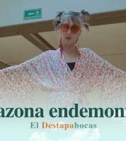 Andrea Echeverri de pie con los brazos abiertos