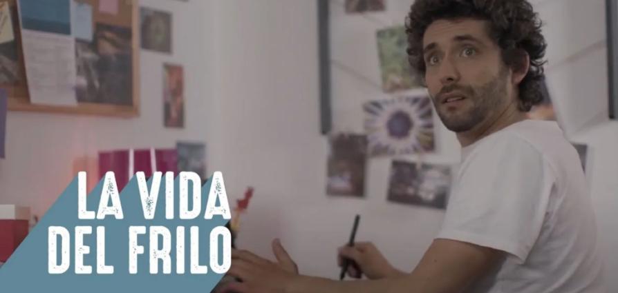 Frilos Portada del primer capítulo de la serie Frilos. Se ve a Germán, el protagonista sentado en pijama en un sillón.