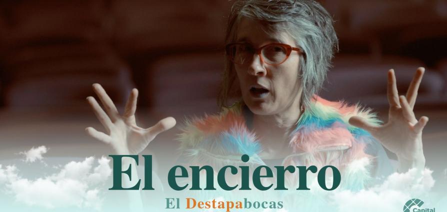 Andrea Echeverri hablando en un teatro