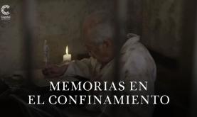 Hombre mayor escribiendo en un pergamino