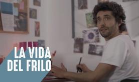 Frilos Portada del primer capítulo de la serie Frilos. Se ve a Germán, el protagonista sentado en pijama en un sillón.
