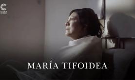 Mujer mirando hacia una ventana con los ojos llenos de lágrimas