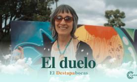 Andrea Echeverri al frente de un mural sonriendo
